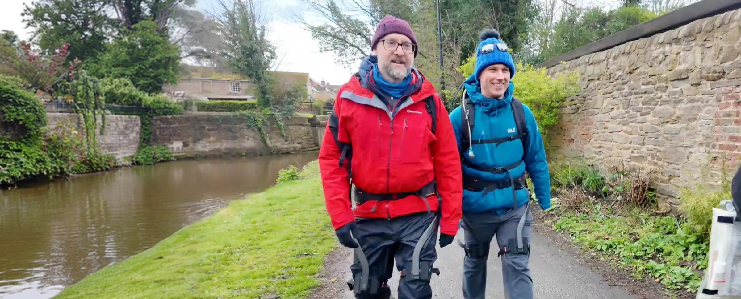 Persona con un exoesqueleto para caminar al aire libre durante un paseo asistido corto